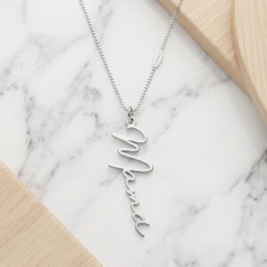 Gargantilla de plata de ley con nombre "Mamá" en vertical. - Imagen 1