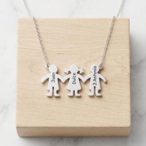 Gargantilla de familia personalizada con tres figuras en plata de ley. - Imagen 1