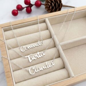 Set de tres gargantillas de nombre personalizado en plata de ley. - Imagen 1
